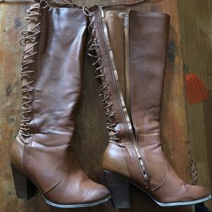 Back tie heeled boots